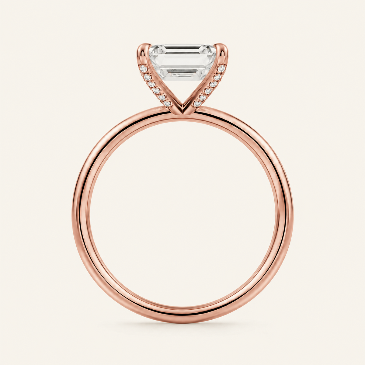 Anillo Pavé En Puntas Diamante Esmeralda en oro rosado, vista de perfil