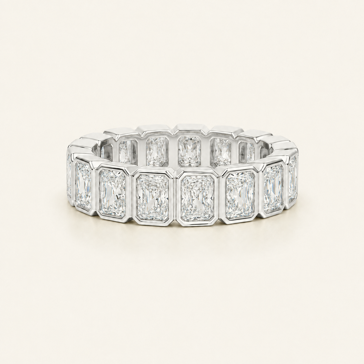 Argolla Suspiro — Eternidad en Bisel, Corte Radiante en oro blanco, vista frontal