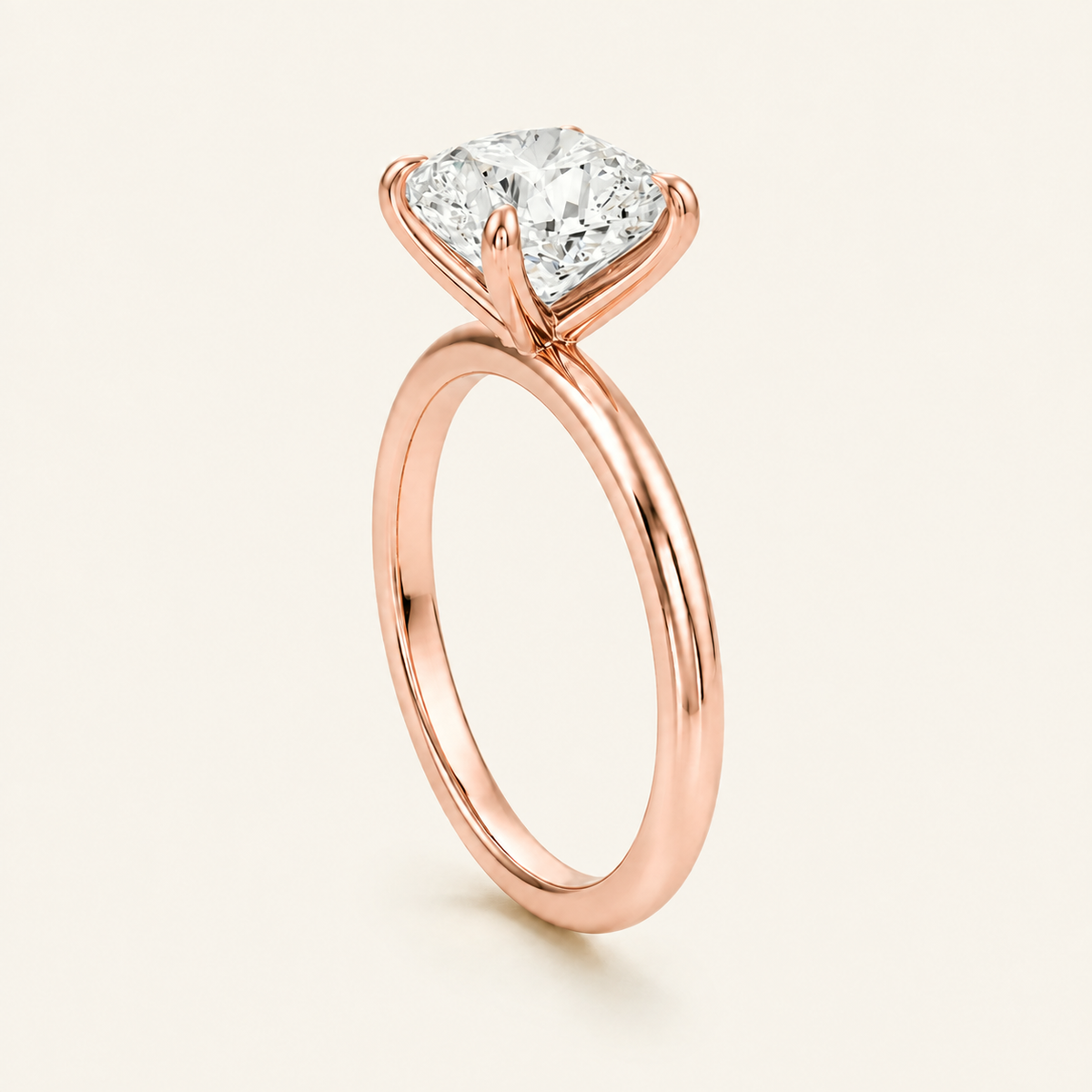 Anillo Solitario Clásico Diamante Cojín en oro rosado, vista tres cuartos