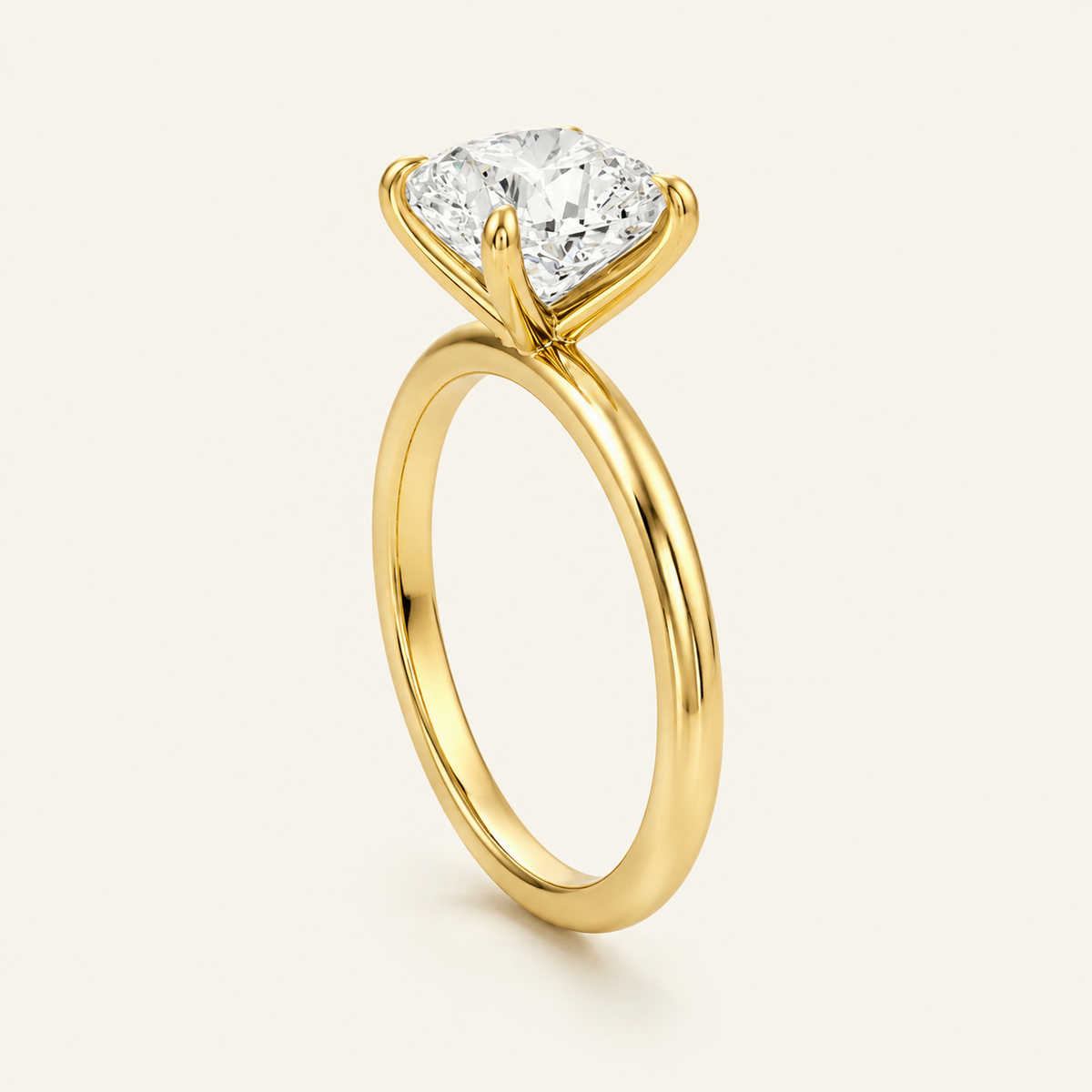 Anillo Solitario Clásico Diamante Cojín en oro amarillo, vista tres cuartos