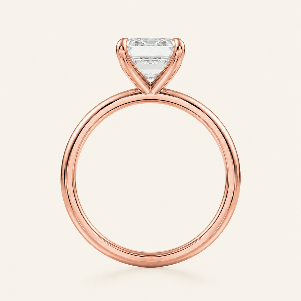 Anillo Solitario Clásico Diamante Esmeralda en oro rosado, vista de perfil