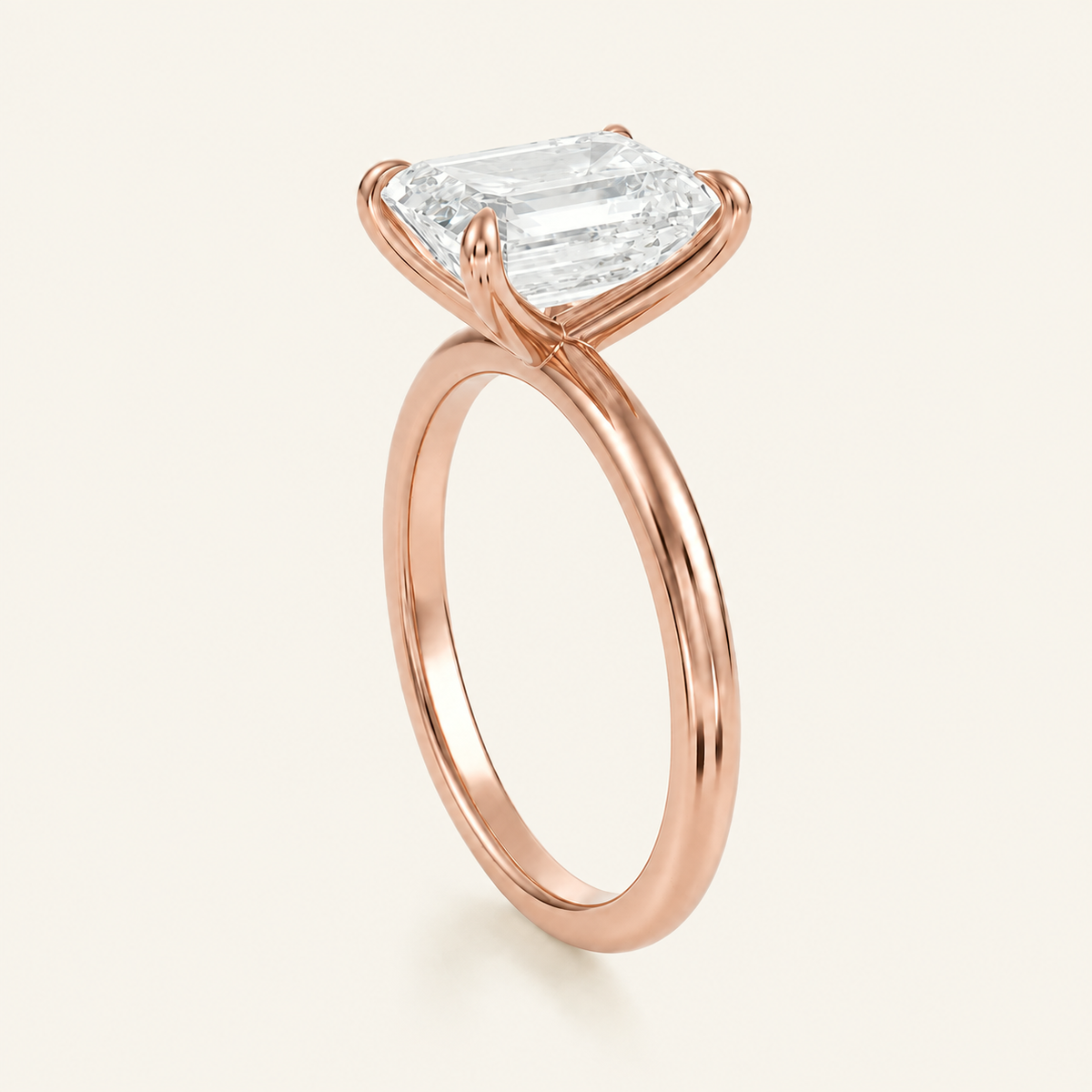 Anillo Solitario Clásico Diamante Esmeralda en oro rosado, vista tres cuartos