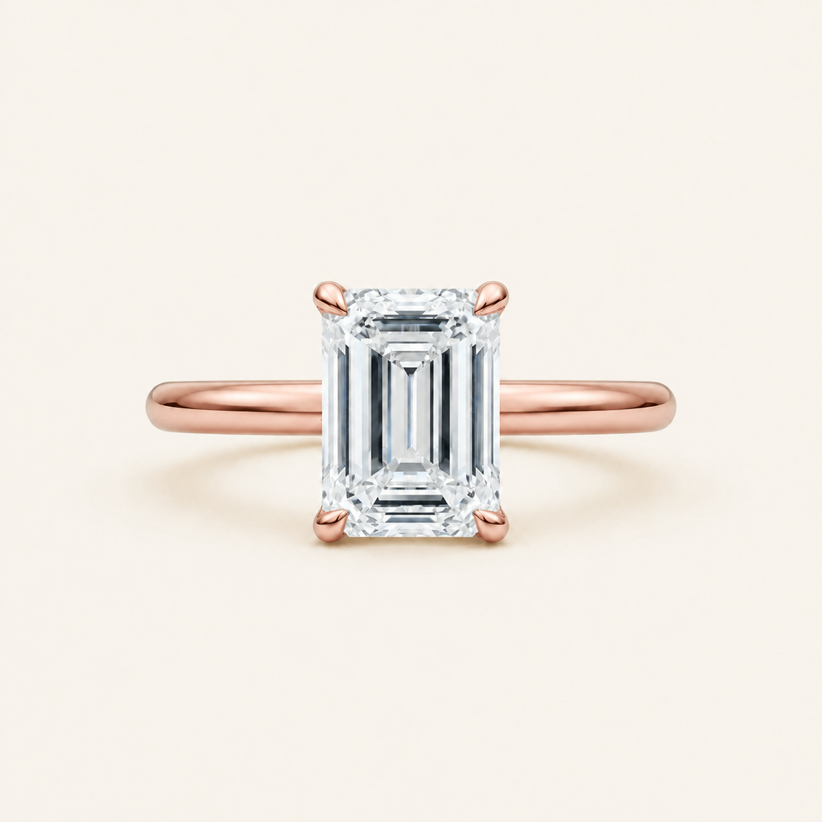Anillo Solitario Clásico Diamante Esmeralda en oro rosado, vista frontal