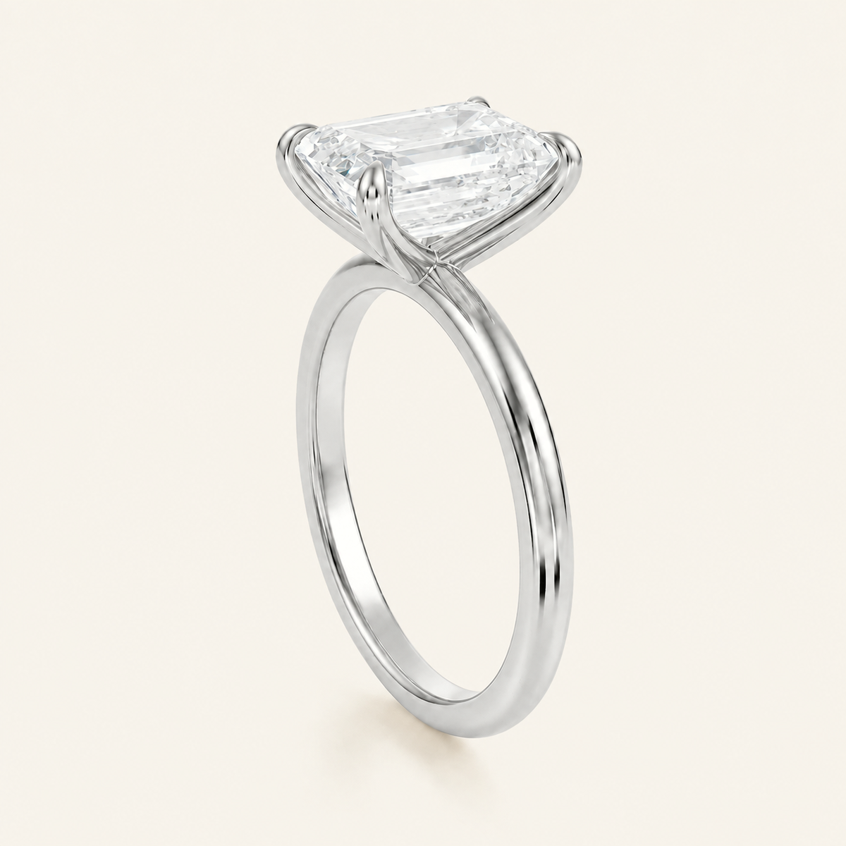 Anillo Solitario Clásico Diamante Esmeralda en oro blanco, vista tres cuartos