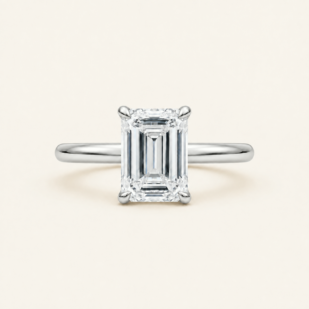 Anillo Solitario Clásico Diamante Esmeralda en oro blanco, vista frontal