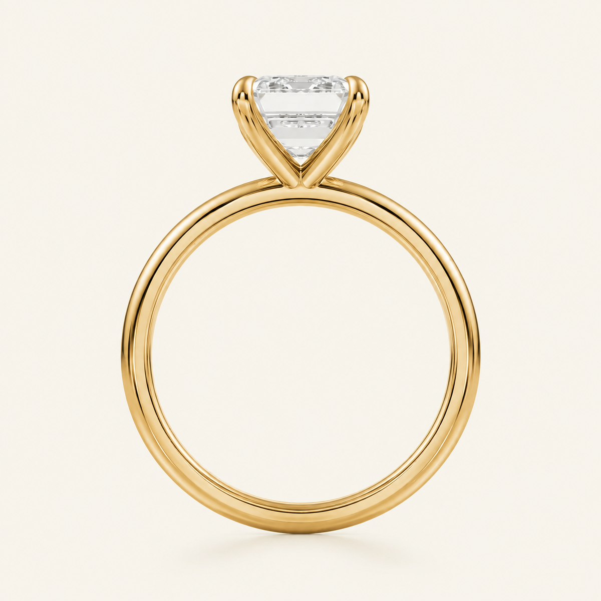 Anillo Solitario Clásico Diamante Esmeralda en oro amarillo, vista de perfil