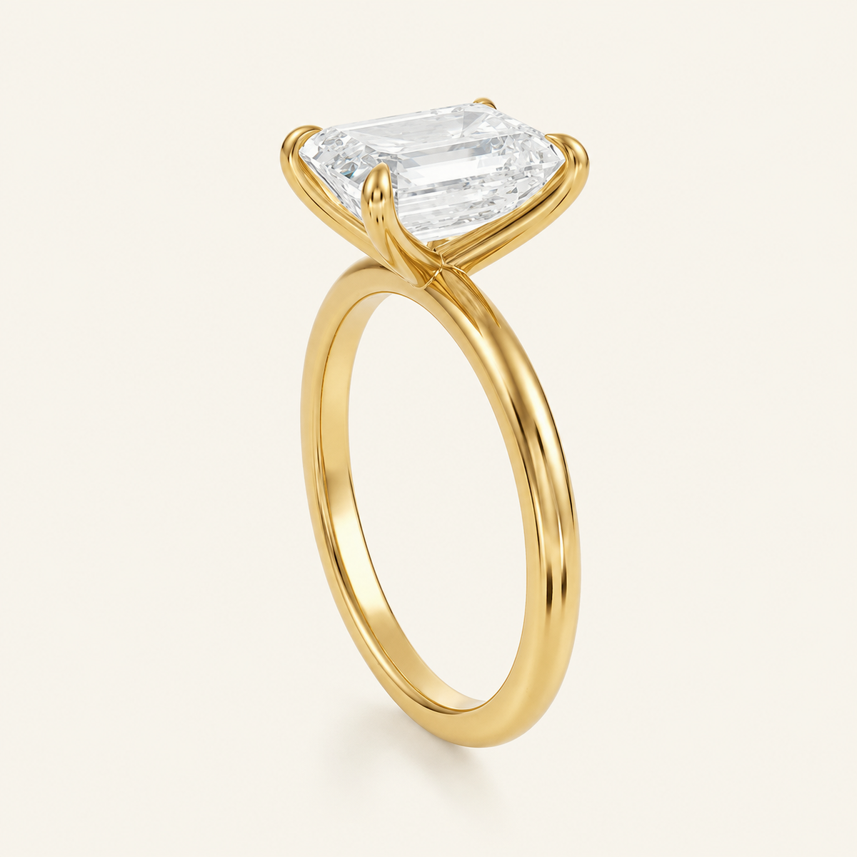 Anillo Solitario Clásico Diamante Esmeralda en oro amarillo, vista tres cuartos