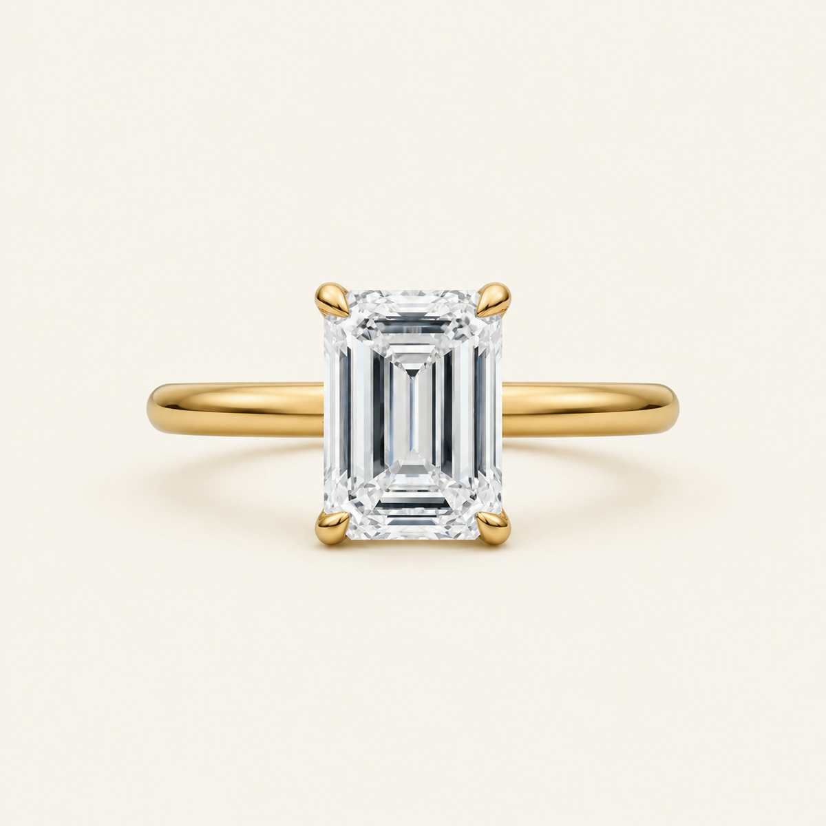 Anillo Solitario Clásico Diamante Esmeralda en oro amarillo, vista frontal