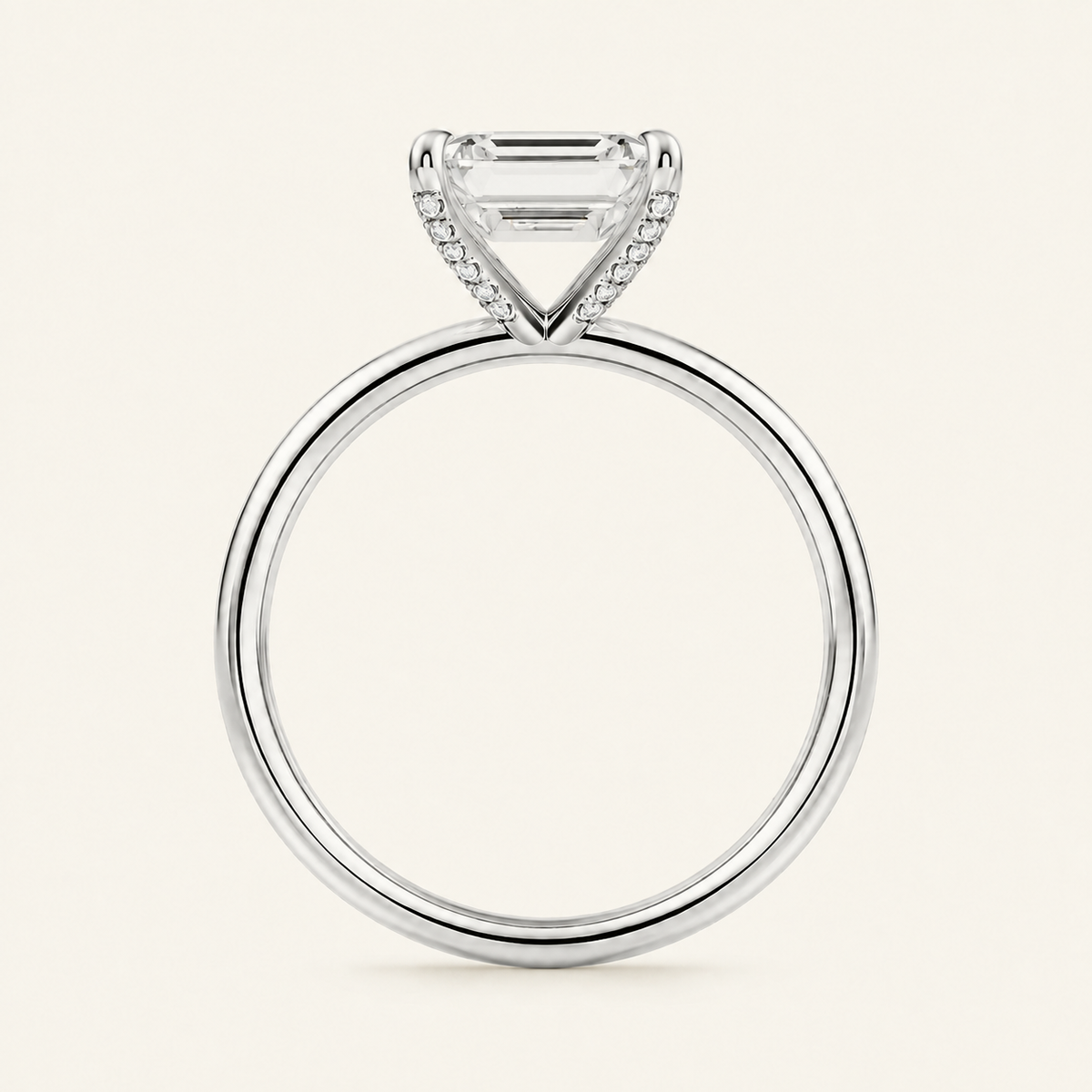 Anillo Pavé En Puntas Diamante Esmeralda en oro blanco, vista de perfil