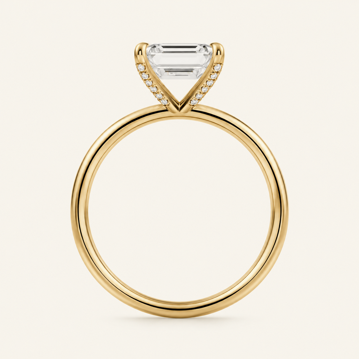 Anillo Pavé En Puntas Diamante Esmeralda en oro amarillo, vista de perfil