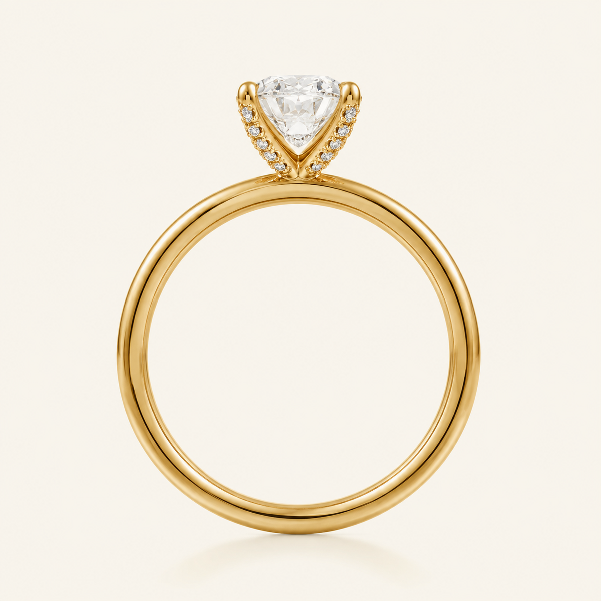 Anillo Pavé En Puntas Diamante Óvalo en oro amarillo, vista de perfil
