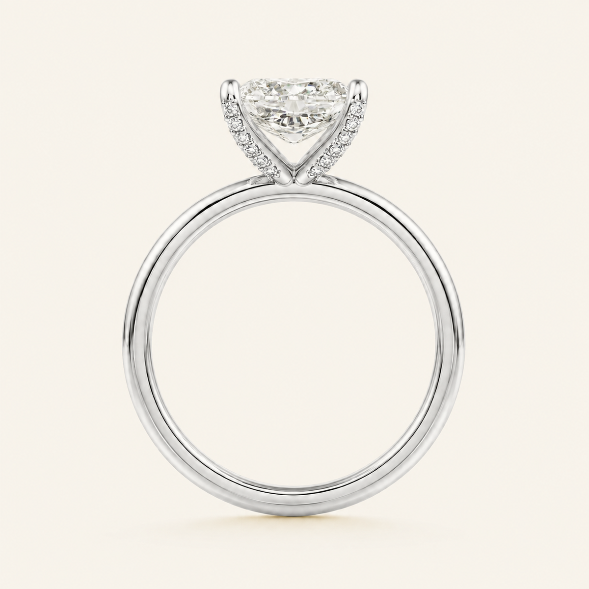 Anillo Pavé En Puntas Diamante Radiante en oro blanco, vista de perfil