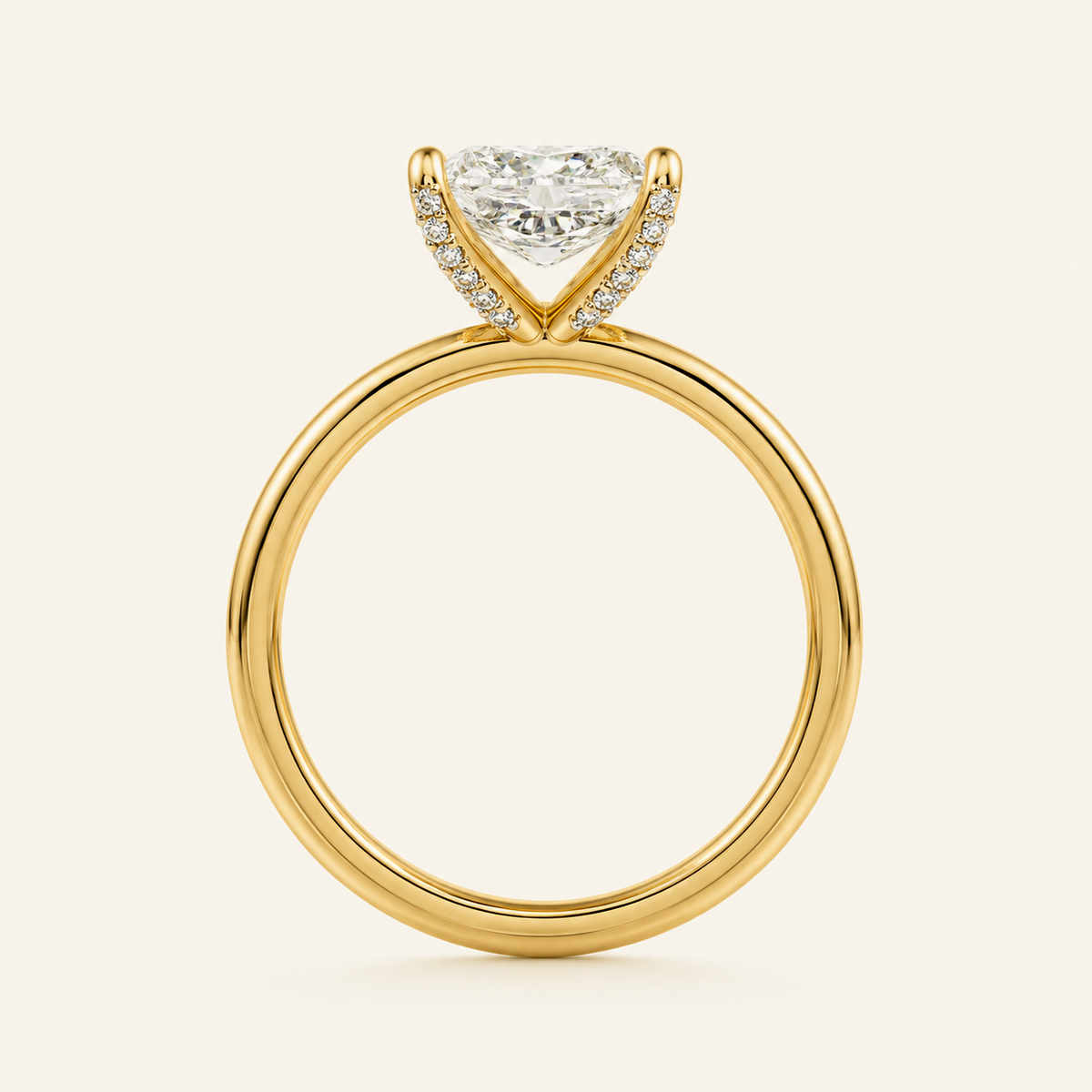 Anillo Pavé En Puntas Diamante Radiante en oro amarillo, vista de perfil