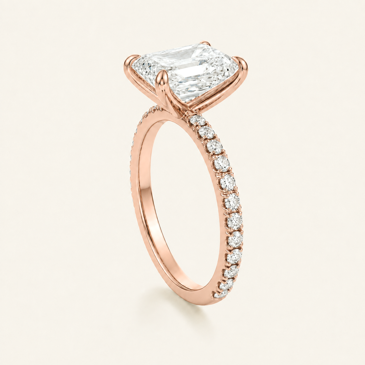 Anillo Pavé Moderno Diamante Esmeralda en oro rosado, vista tres cuartos