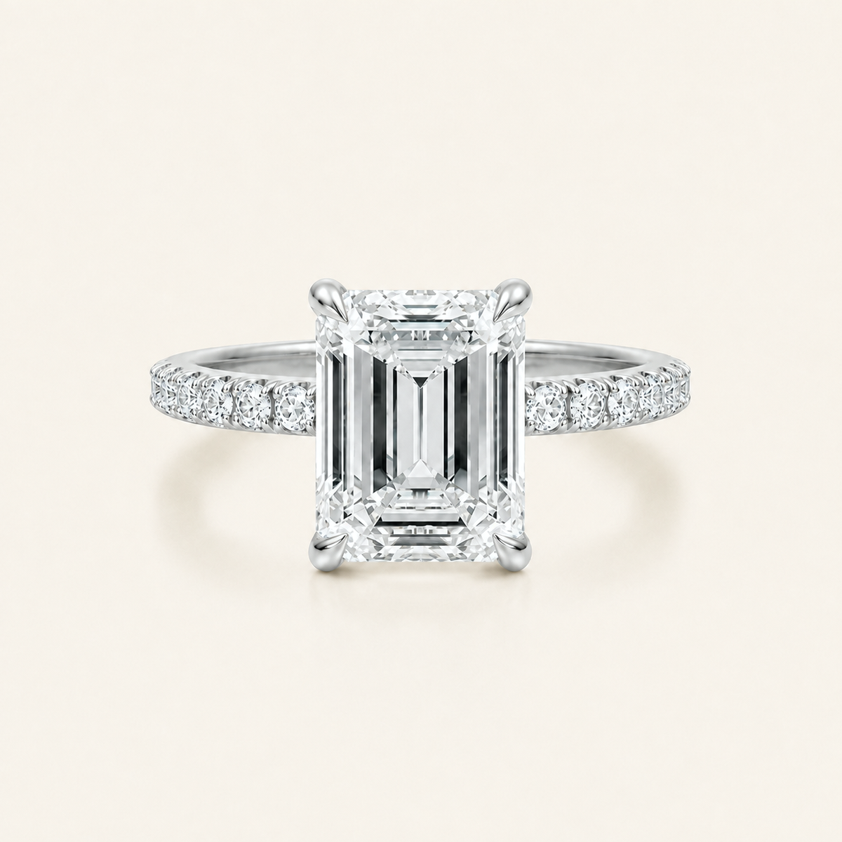 Anillo Pavé Moderno Diamante Esmeralda en oro blanco, vista frontal