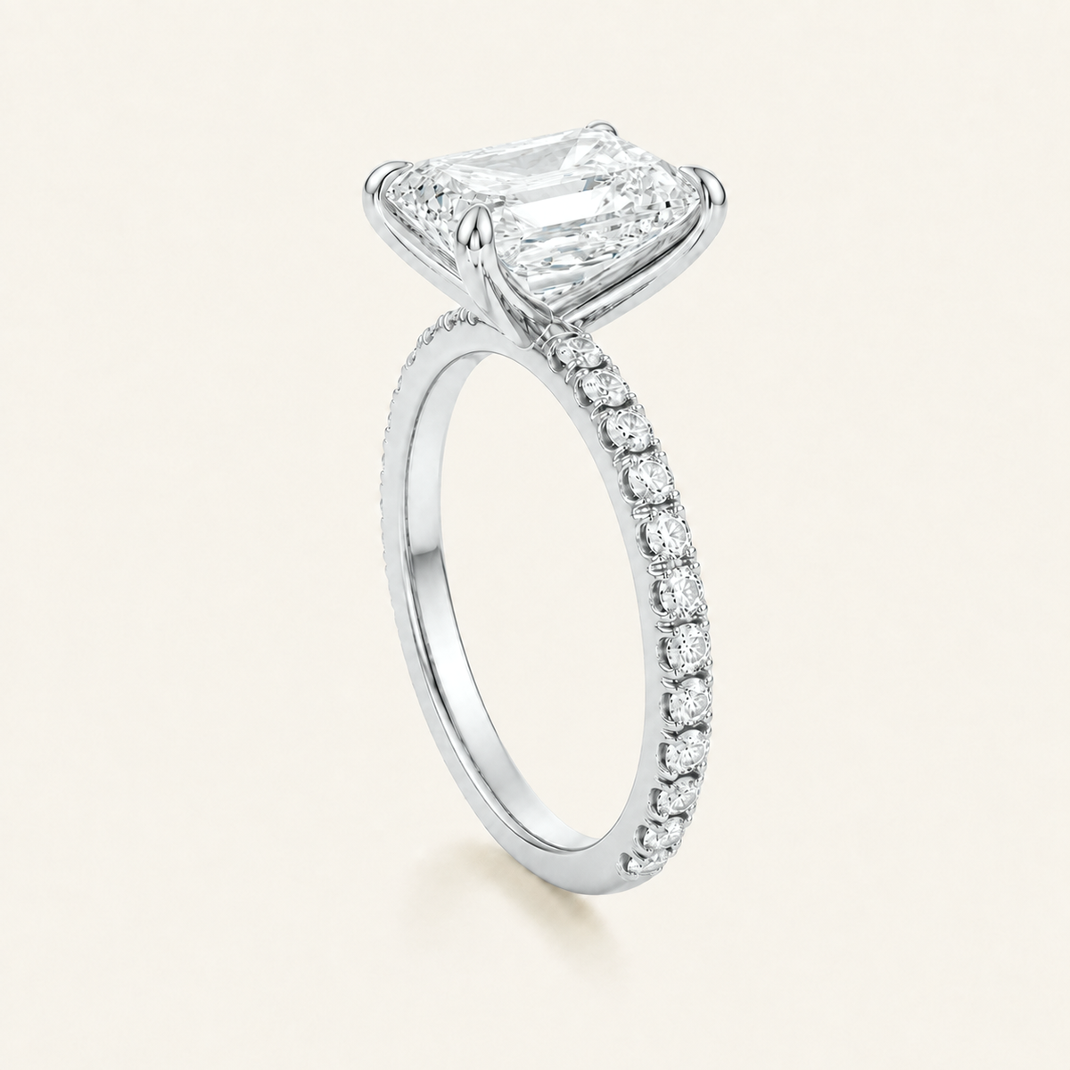 Anillo Pavé Moderno Diamante Esmeralda en oro blanco, vista tres cuartos