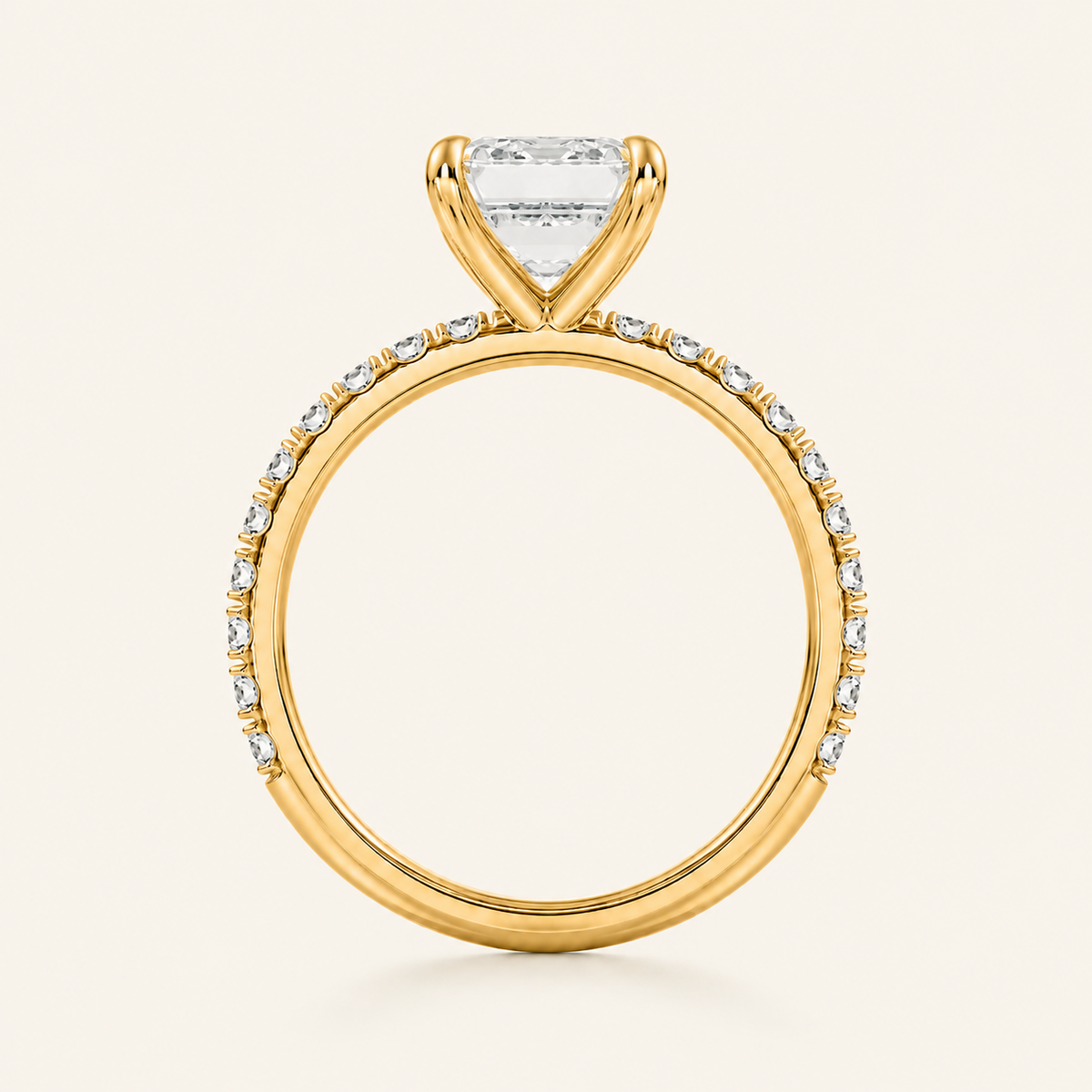 Anillo Pavé Moderno Diamante Esmeralda en oro amarillo, vista de perfil
