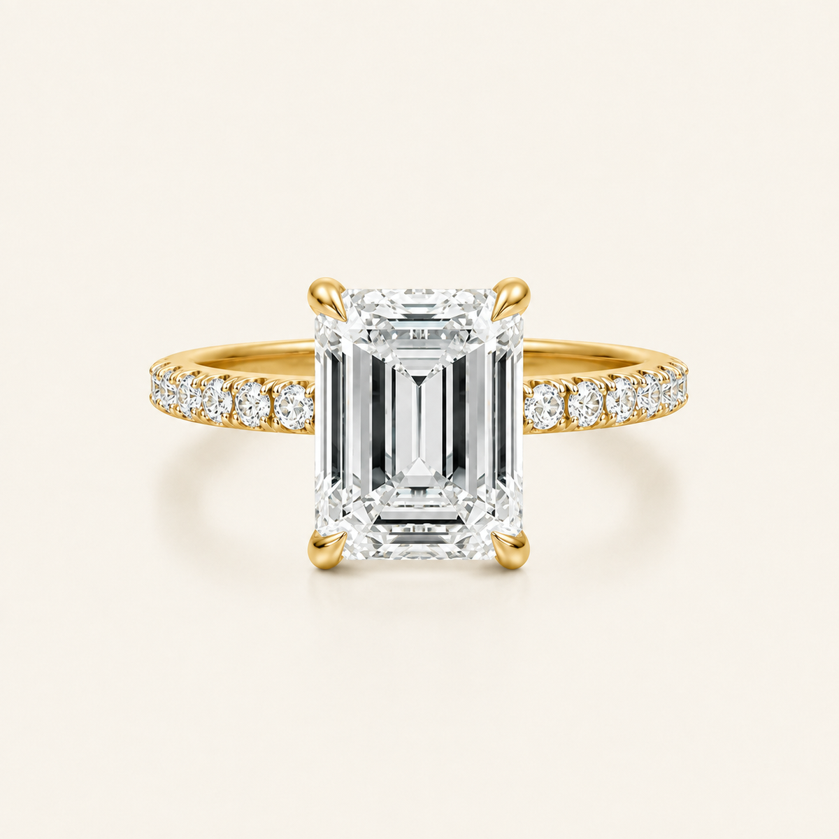 Anillo Pavé Moderno Diamante Esmeralda en oro amarillo, vista frontal