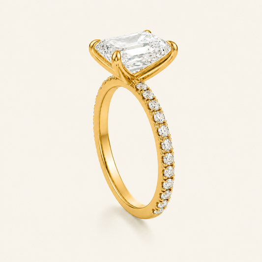 Anillo Pavé Moderno Diamante Esmeralda en oro amarillo, vista tres cuartos