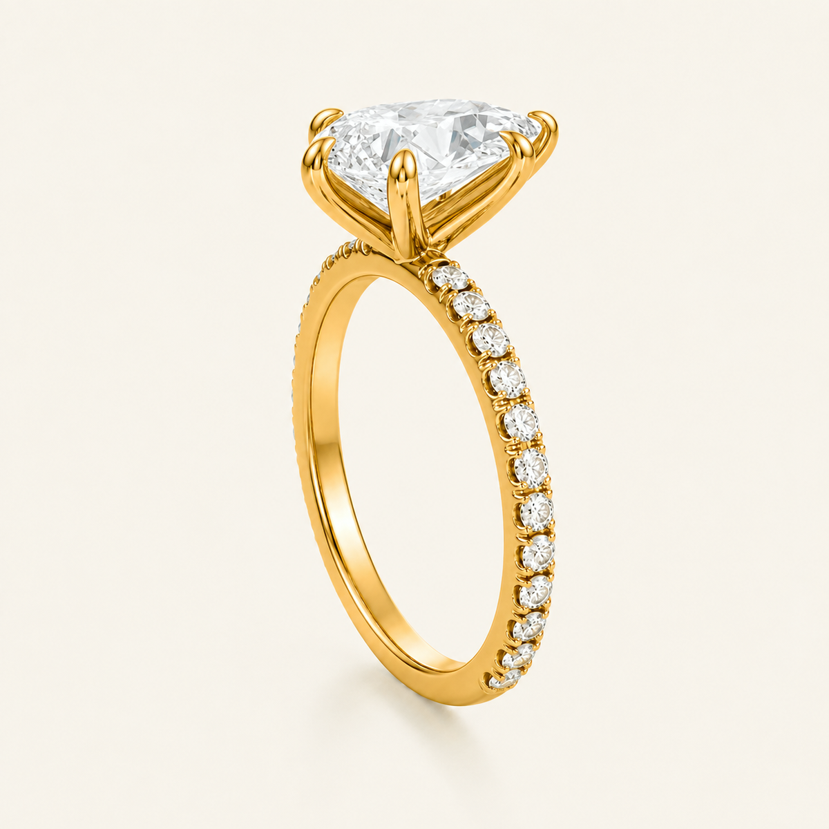 Anillo Pavé Moderno Diamante Pera en oro amarillo, vista tres cuartos