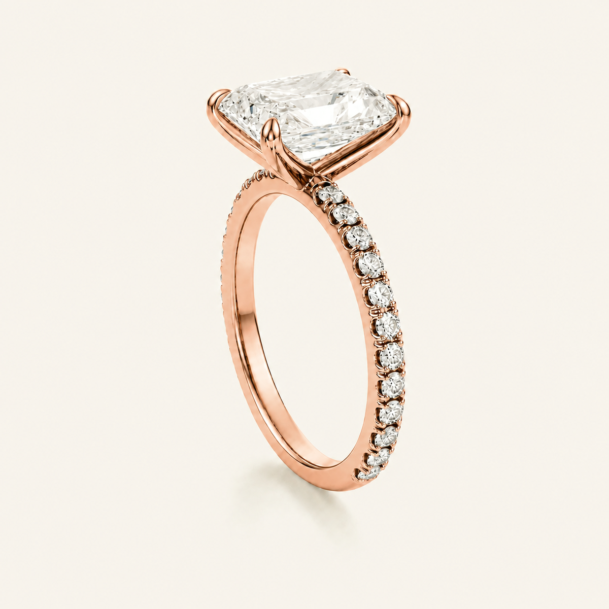 Anillo Pavé Moderno Diamante Radiante en oro rosado, vista tres cuartos