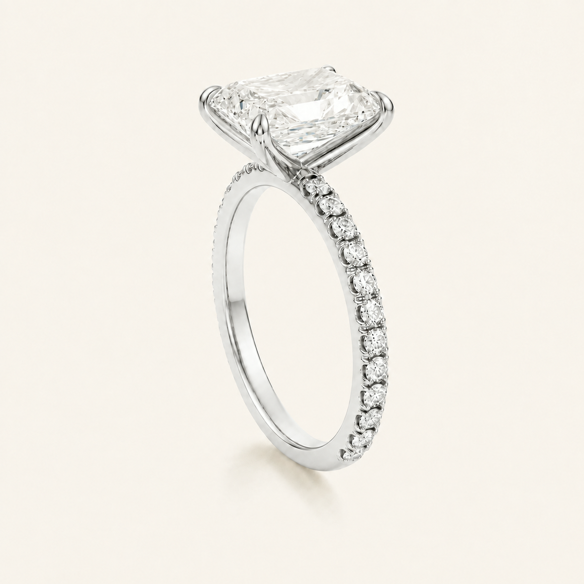 Anillo Pavé Moderno Diamante Radiante en oro blanco, vista tres cuartos