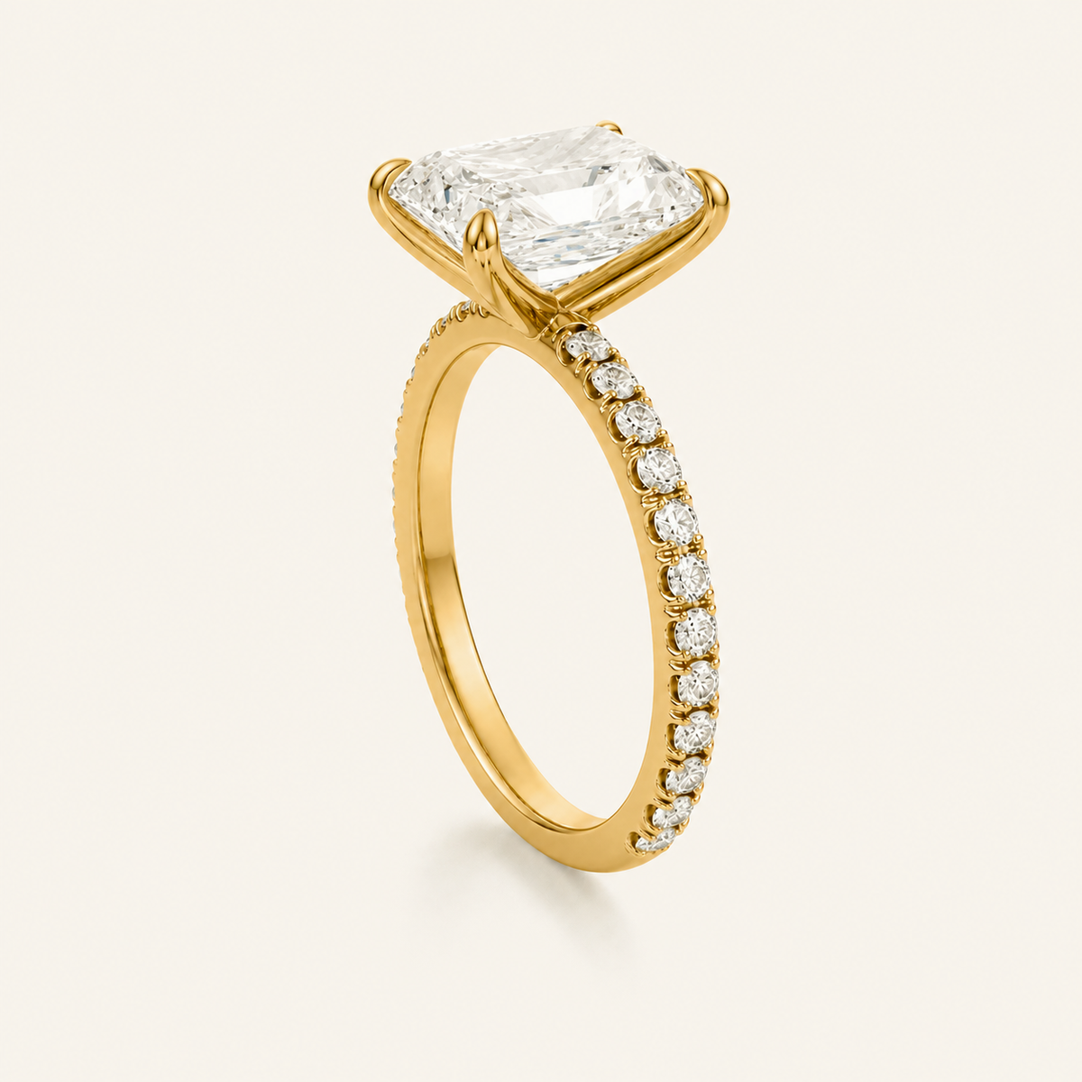Anillo Pavé Moderno Diamante Radiante en oro amarillo, vista tres cuartos