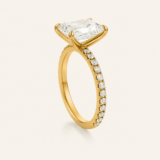 Anillo Pavé Moderno Diamante Radiante en oro amarillo, vista tres cuartos
