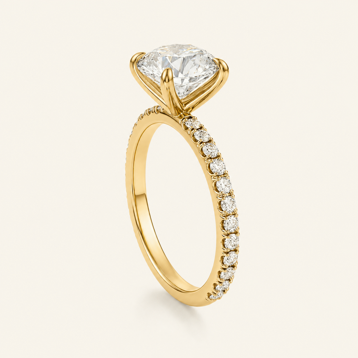 Anillo Pavé Moderno Diamante Redondo en oro amarillo, vista tres cuartos