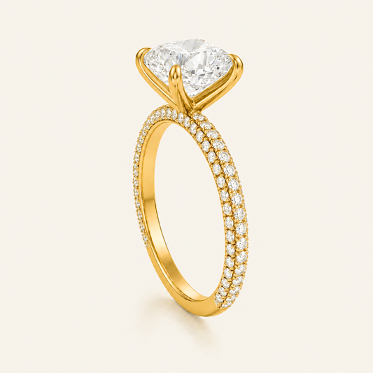 Anillo Pavé Trío Diamante Cojín en oro amarillo, vista tres cuartos