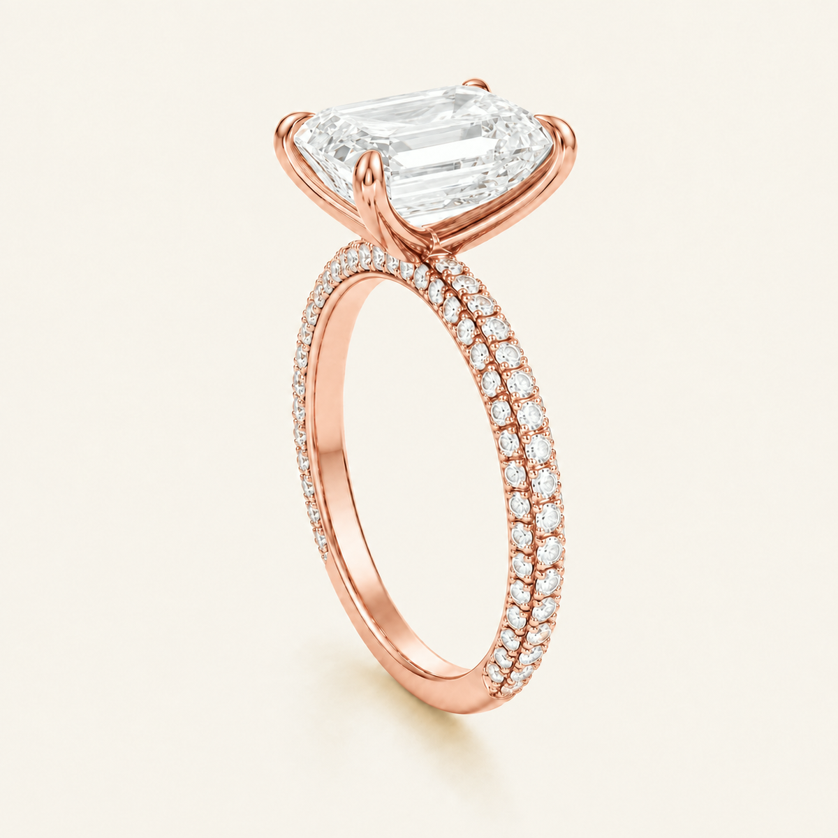 Anillo Pavé Trío Diamante Esmeralda en oro rosado, vista tres cuartos