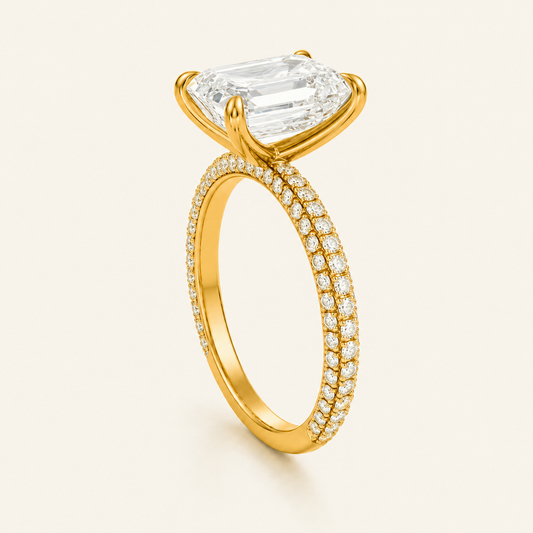 Anillo Pavé Trío Diamante Esmeralda en oro amarillo, vista tres cuartos