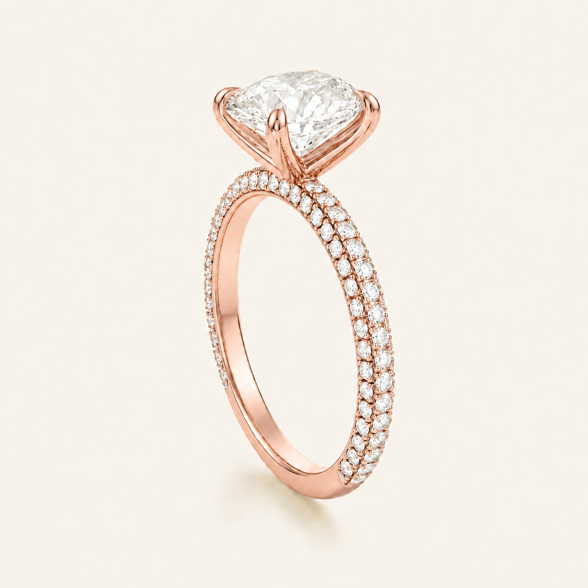 Anillo Pavé Trío Diamante Óvalo en oro rosado, vista tres cuartos