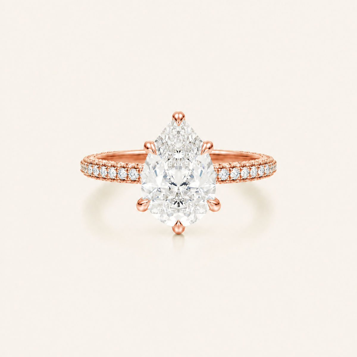 Anillo Pavé Trío Diamante Pera en oro rosado, vista frontal