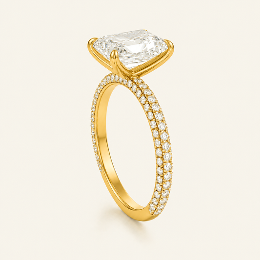 Anillo Pavé Trío Diamante Radiante en oro amarillo, vista tres cuartos